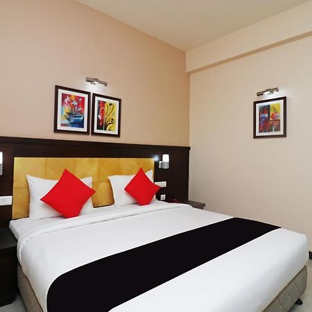 Capital O 40848 Hotel Mirabel Kupand Exterior foto