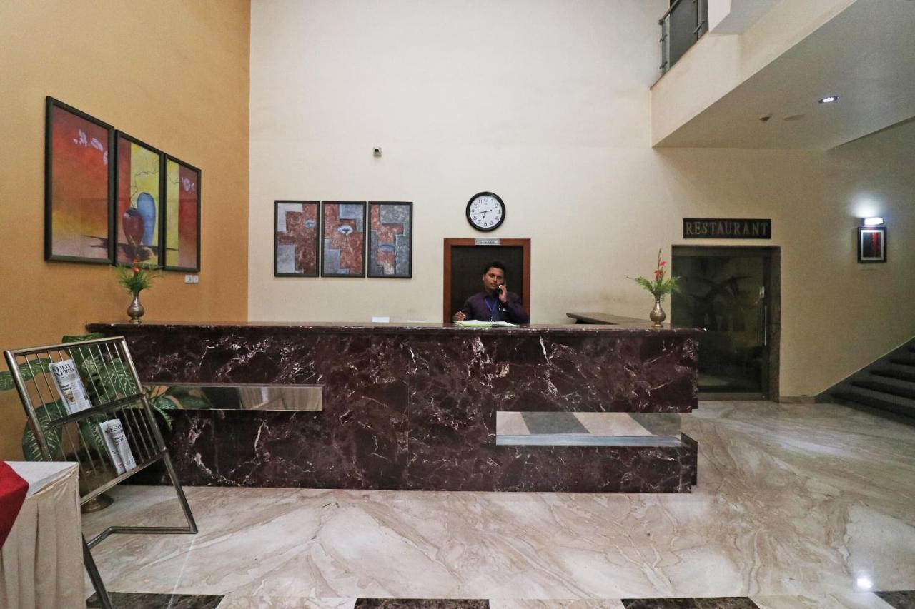 Capital O 40848 Hotel Mirabel Kupand Exterior foto